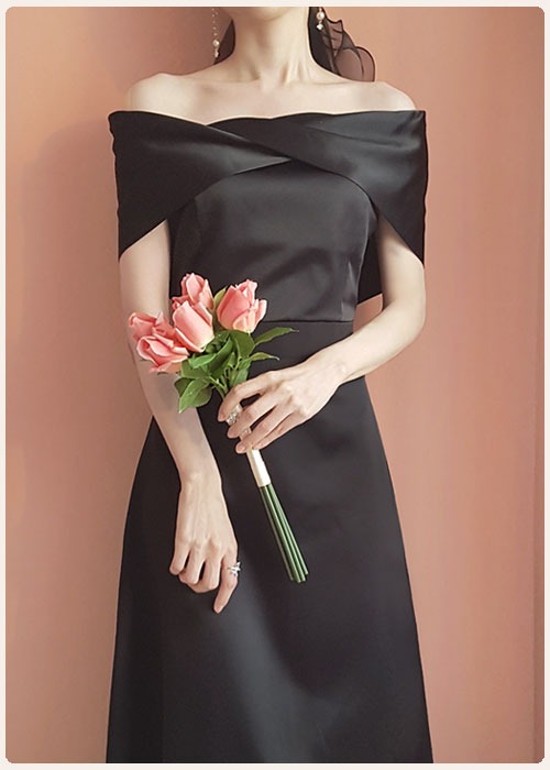 블랙 뮤즈 새틴 오프숄더 셀프웨딩 유색 드레스